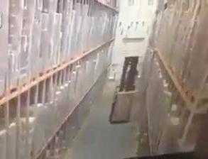 Kinh hoàng kệ hàng cao ngất đổ sập như domino