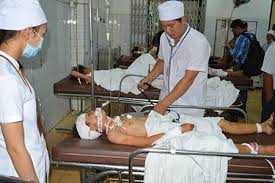 Mang bom lạ về nhà đập, 2 người nguy kịch