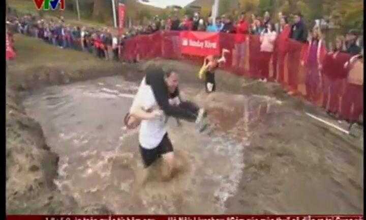 Cuộc thi cõng vợ độc đáo ở Mỹ