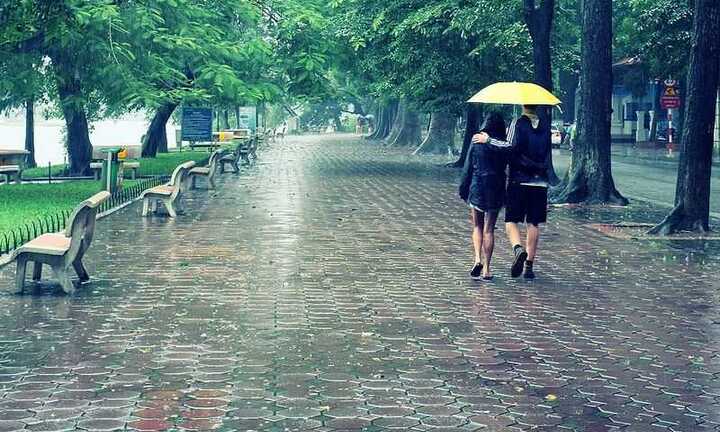 Cuối tuần, mưa dông bao trùm cả nước