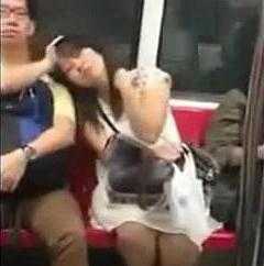 Cô gái kỳ quặc liên tục đòi tựa vai, gác chân nam thanh niên trên tàu điện