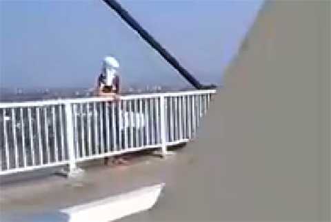 Giải cứu thành công một phụ nữ định nhảy cầu Bính tự tử