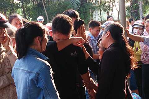 Hơn 100 người tiễn 6 bị cáo đánh chết kẻ trộm chó đi tù