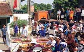 Vụ nghi phạm tự tử: Người nhà mang quan tài diễu phố