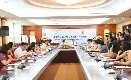 Bộ TT&TT bàn giao Bộ Atlas Thế giới Bruxelles 1827 cho Bộ Nội vụ