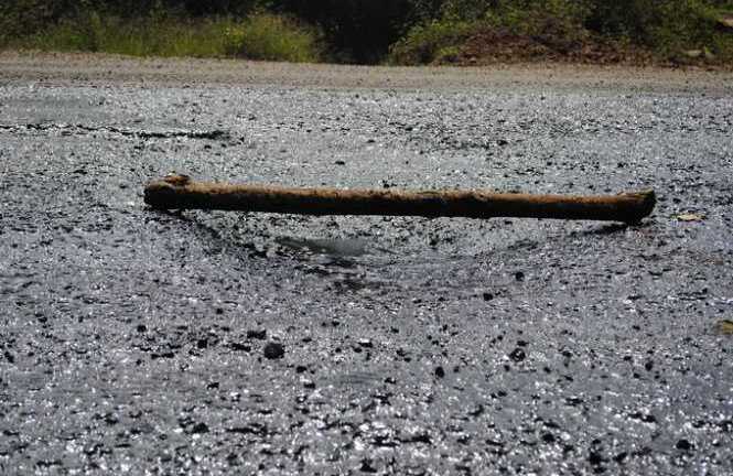 Bắt quả tang nhà thầu thi công QL14 làm ẩu