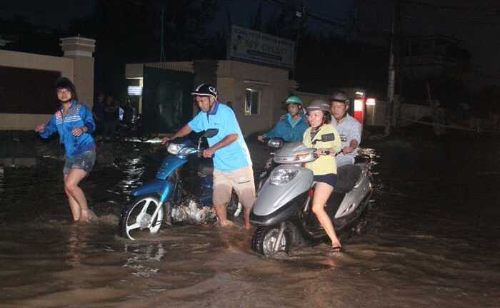 Sài Gòn khi ngập nặng, 'tử thần' rình rập người dân