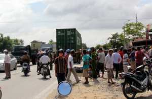 Bị xe container cán qua, 2 nữ sinh thương vong