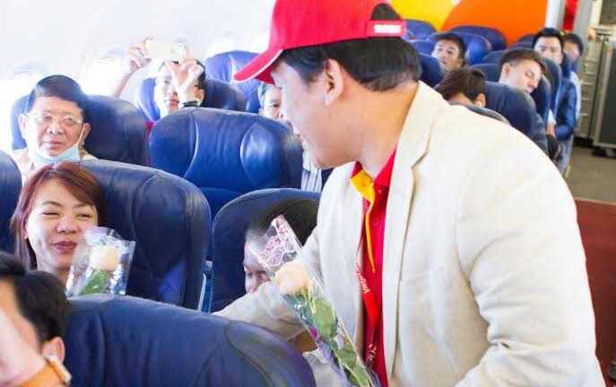 Vietjet tặng hoa khách nữ ngày 20/10