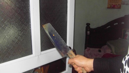 Trưởng phòng y tế bị thanh niên bịt mặt chém nứt sọ não