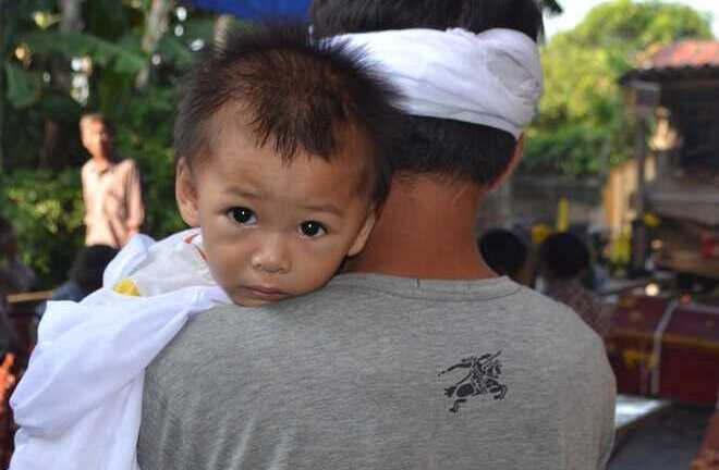 Bé 8 tháng khát sữa trong đại tang bố mẹ và anh trai