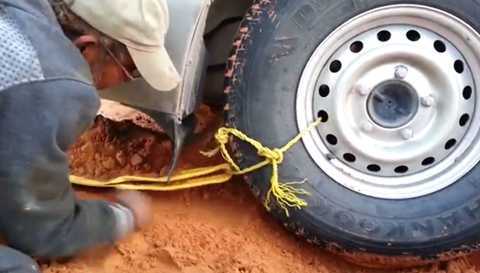 Xe ô tô vượt sa lầy hố cát ở Trung Đông bằng cách nào?