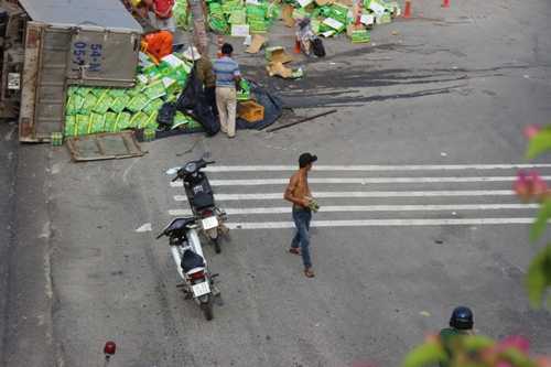 Lật xe chở nước ngọt, thanh niên xăm trổ lao vào 'hôi của'