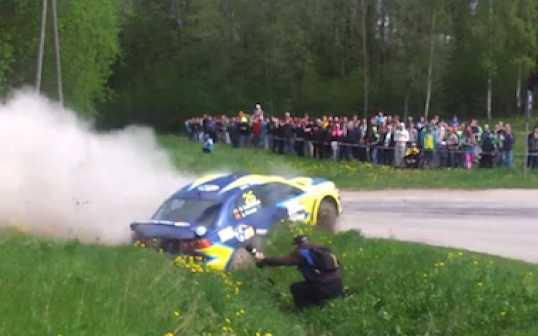 Xe đua lật văng sát người, phóng viên hút chết