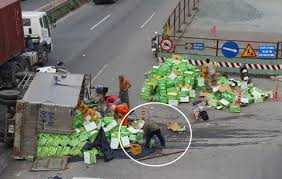 TP.HCM: Xe chở nước ngọt lật, nhiều người 'hôi của'