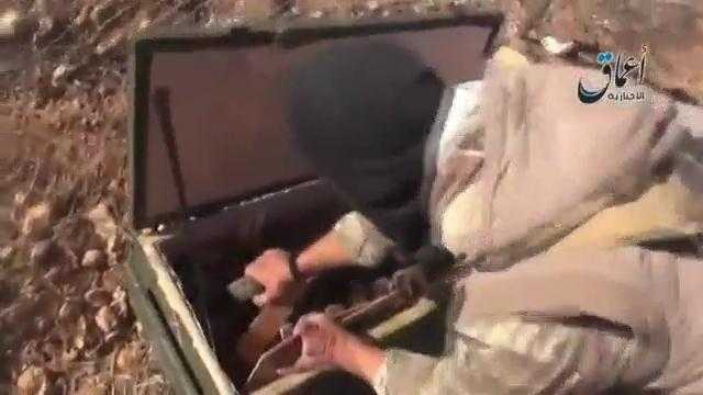 Clip: Phiến quân Hồi giáo khoe vũ khí lấy được của Mỹ