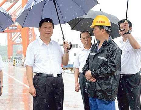 Ảnh ông Tập Cận Bình cầm ô đoạt giải báo chí Trung Quốc