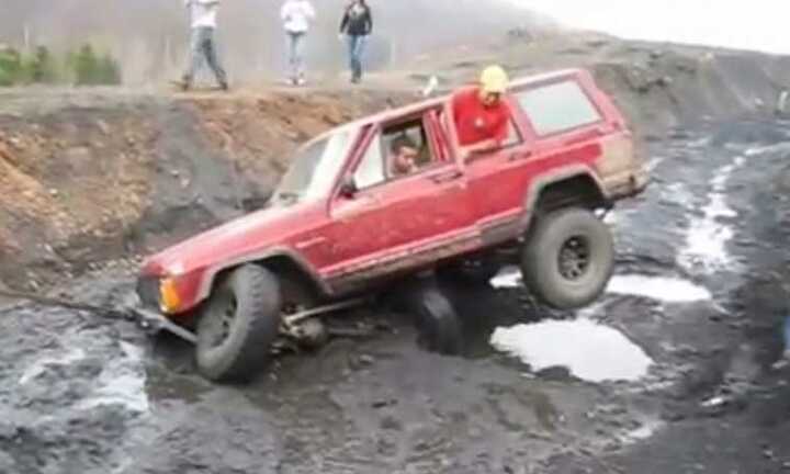 Video: Cứu hộ nghiệp dư làm xe hỏng nặng thêm