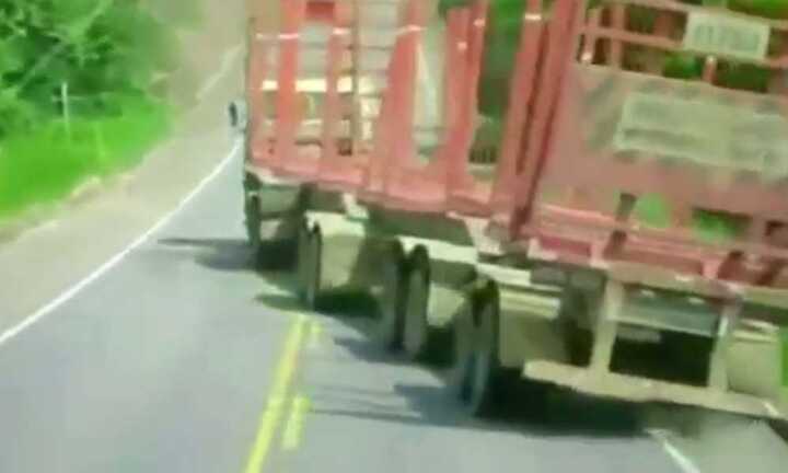 Video: Sởn tóc gáy với tay tài xế phởn trên cao tốc