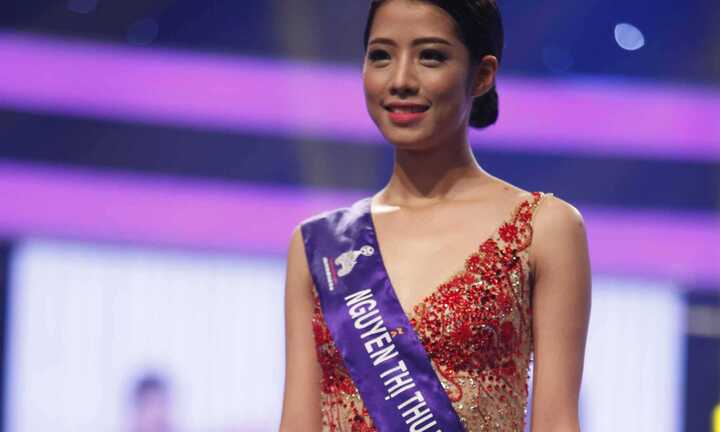 Hoa khôi áo dài Việt Nam vất vả lênh khênh trên đôi guốc 21cm