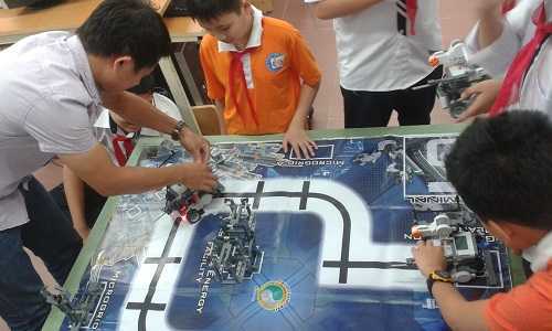 Lò luyện 'chiến binh robot nhí' ở Hà Nội