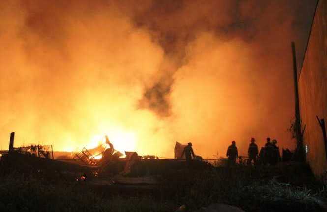 Vựa phế liệu nghìn mét cháy dữ dội, dân ôm đồ tháo chạy