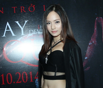 Lan Phương diện áo crop-top, khoe eo thon gợi cảm