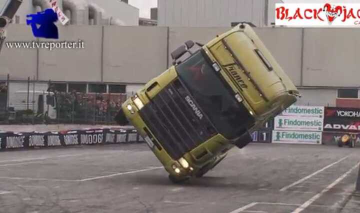 Video: Điệu nghệ đi bằng 2 bánh như xe tải Scania