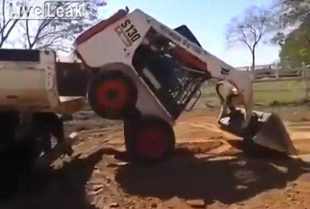 Clip: Điều khiển máy xúc siêu đẳng