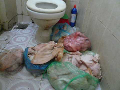 Chế biến nem tai, giò tai trong nhà vệ sinh