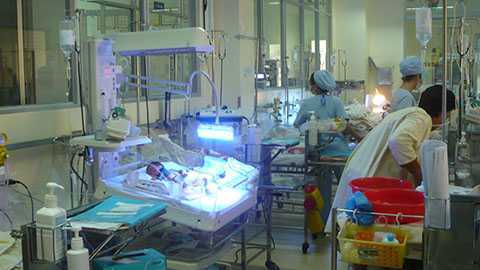 Thai nhi văng khỏi bụng mẹ sẽ phải lắp chân giả