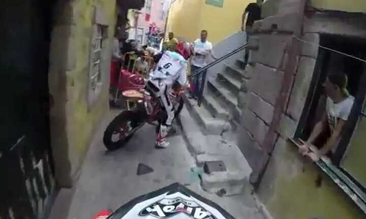 Clip: Đua xe môtô địa hình cực gay cấn trong thành phố