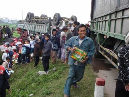 Cứu người lật xe, tiện tay lấy luôn tài sản