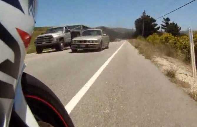 Video: Ô tô lấn làn suýt giết người đi mô tô