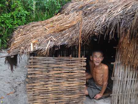 Dị nhân chê nhà xây, thích ở lều nát và quần đùi tán gái