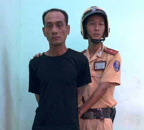 Dùng dao lam cứa cổ người đi đường cướp điện thoại