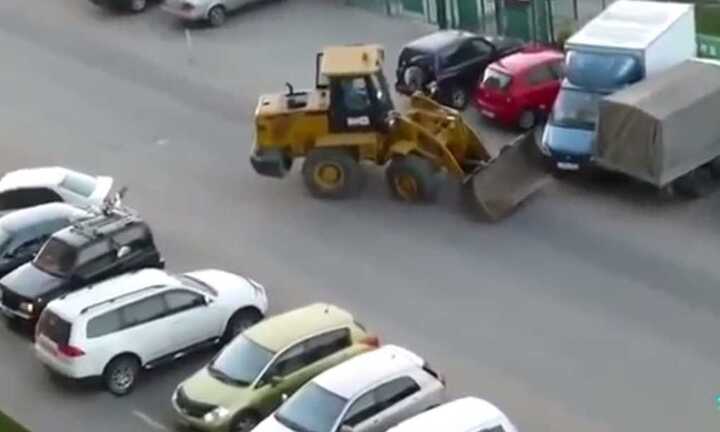 Video: Xe ủi loạng choạng, náo loạn bãi đỗ xe
