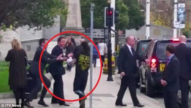 Clip: Thủ tướng Anh bị kẻ lạ mặt tấn công trên phố