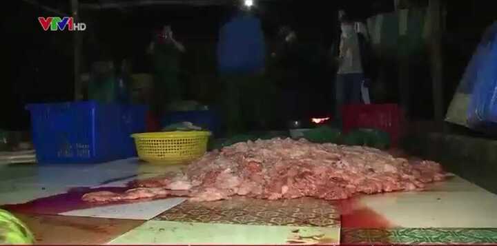 Đột nhập cơ sở sản xuất nghi chế phổi heo thành khô bò