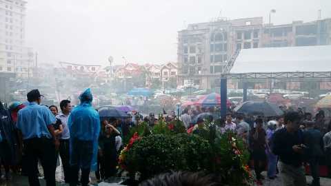 Khách hàng đội mưa chờ đón khai trương siêu thị điện máy