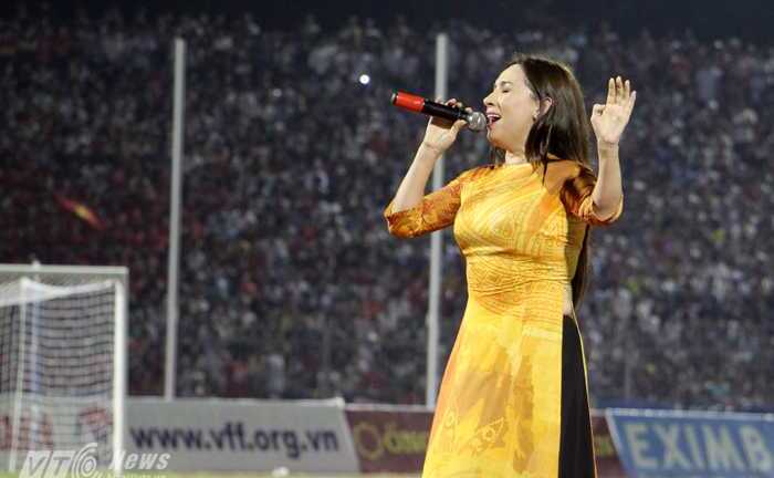 Phi Nhung hát cực sung cổ vũ U19 HAGL Arsenal JMG