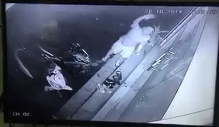 Tên trộm vẫy tay chào camera trước khi cuỗm 2 đôi giầy