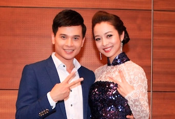 Jennifer Phạm diện áo dài ren đẹp hút mắt