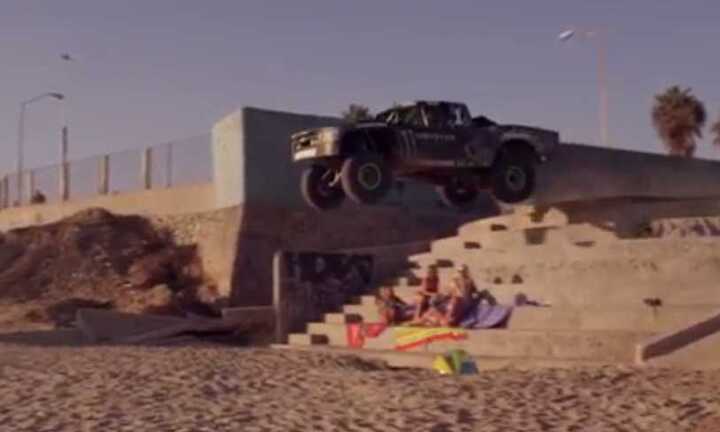 Video: Vọt xe qua đầu các cô nàng bikini bên bãi biển