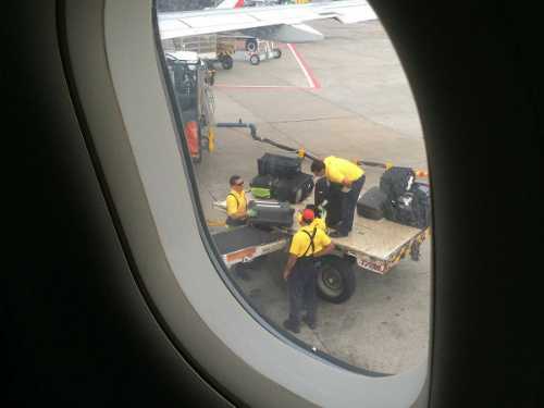 Vì sao phải mở màn che cửa sổ khi máy bay cất hạ cánh?