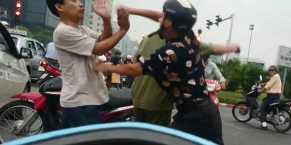 Cụ ông đi ngược chiều hung hăng tấn công tài xế taxi