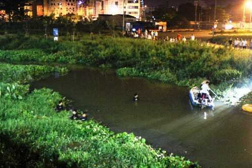 Cô gái bị 2 tên cướp cầm dao uy hiếp giữa đêm