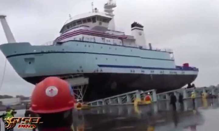 Hồi hộp cảnh hạ thủy con tàu như món đồ chơi