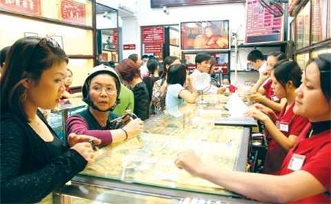 Vàng lao dốc, chênh lệch nội ngoại trên 5 triệu đồng