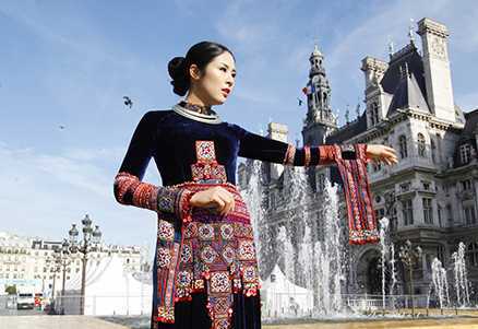 Ngọc Hân khoe sắc trong tà áo dài trên đất Pháp